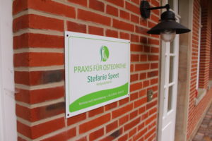 Schild der Praxis für Osteopathie Speet in Haselünne